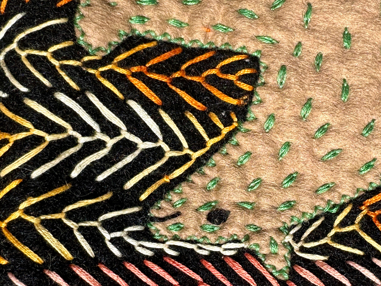 Winnie Tatya - Courtepointe Colorée fait main - Collection Inuit